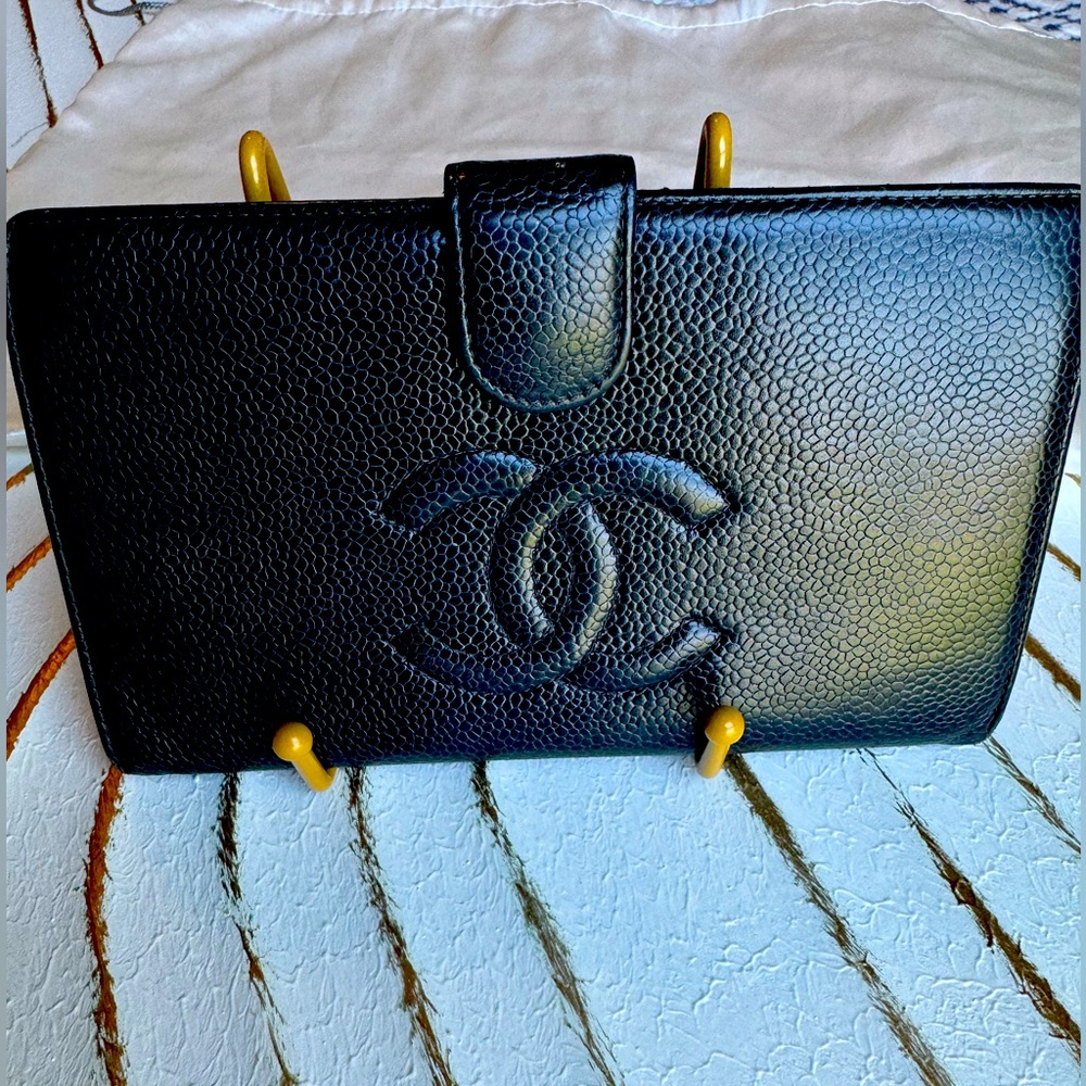CHANEL KISSLOCK Caviar long wallet. Black. COA